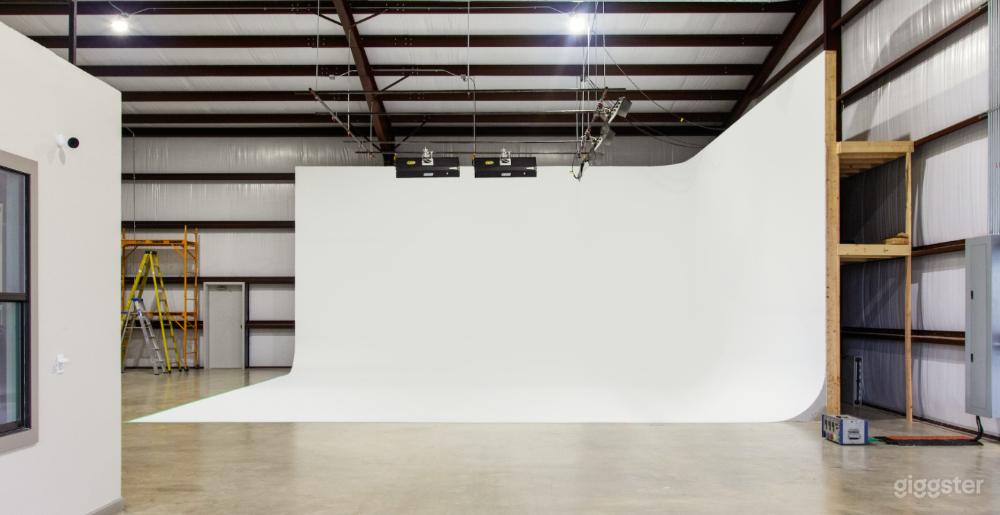 Cyc–Wall Studio in Driftwood Photo 2