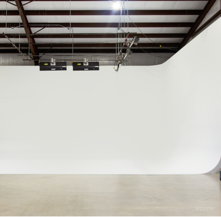 Cyc–Wall Studio in Driftwood Photo 1