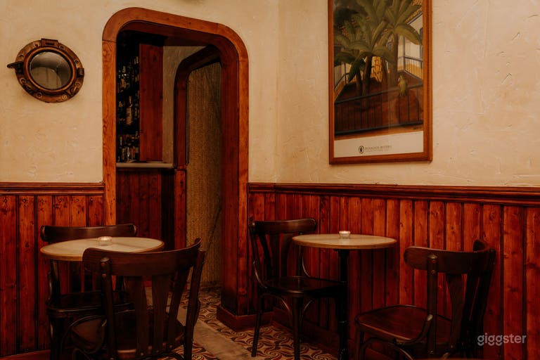  Bar Clásico de Cócteles con Influencias Españolas 