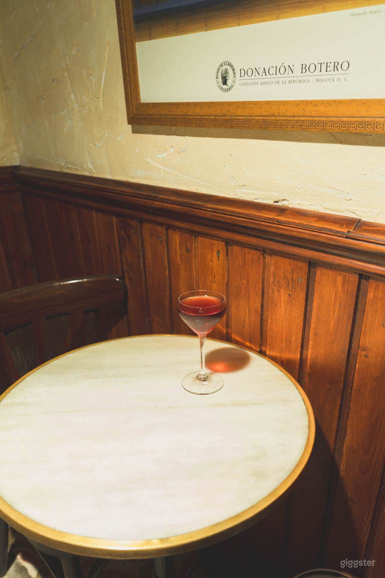  Bar Clásico de Cócteles con Influencias Españolas 