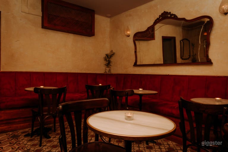  Bar Clásico de Cócteles con Influencias Españolas 