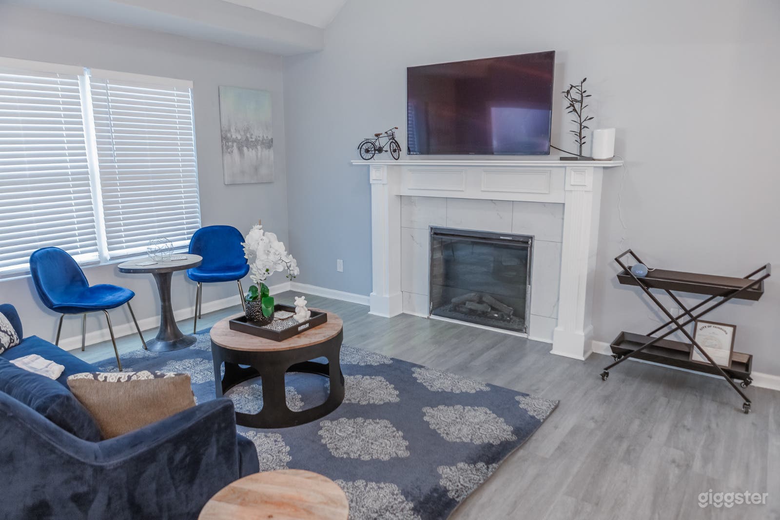 Chic Overlooking Terrace Scenery Photo 3