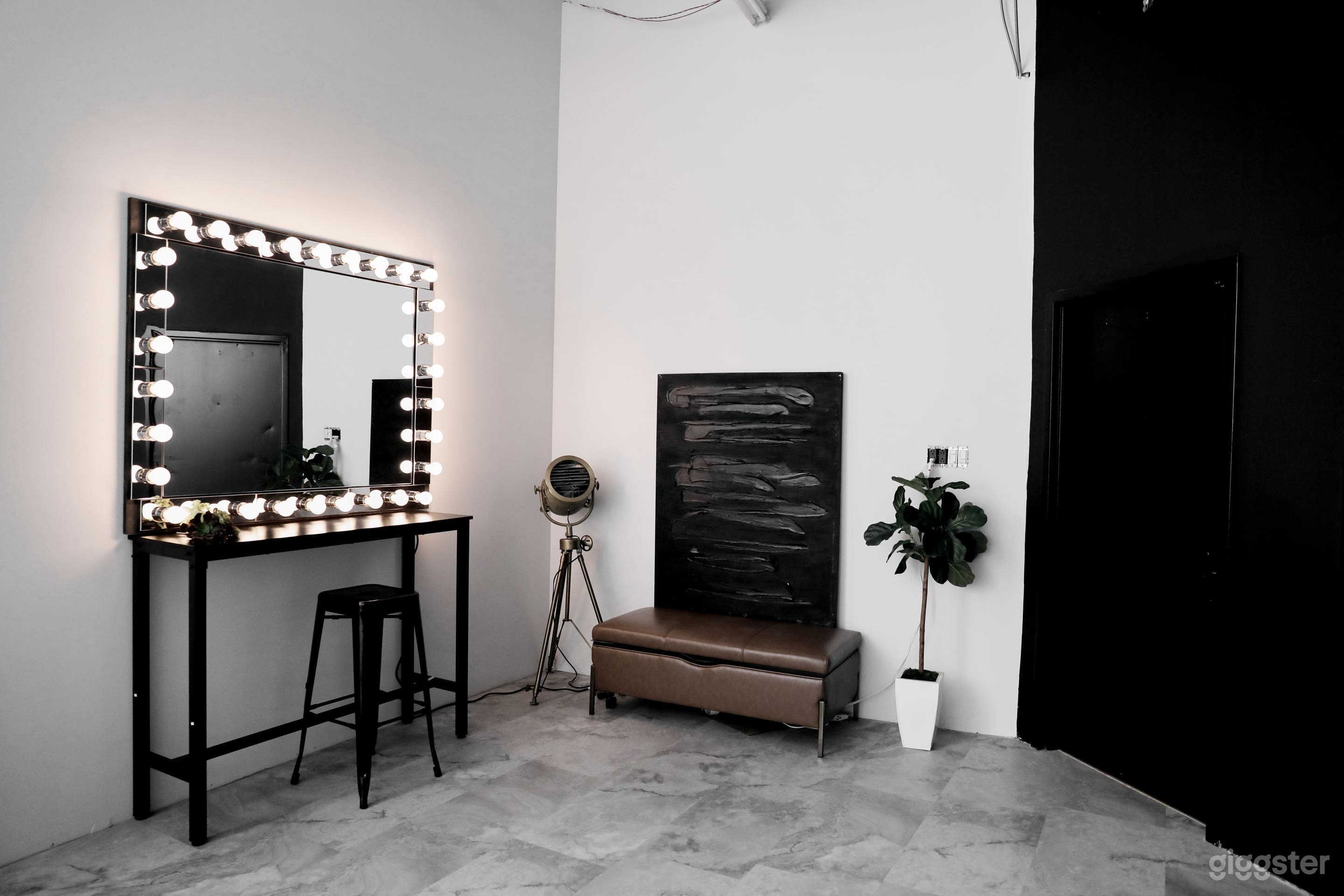 Monochromatic Multi-use Photo and Video Studio Photo 2