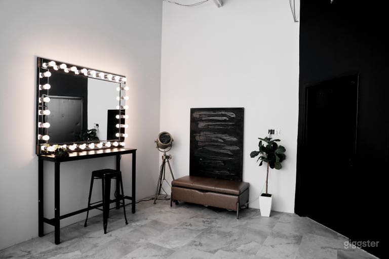  Monochromatic Multi-use Photo and Video Studio 