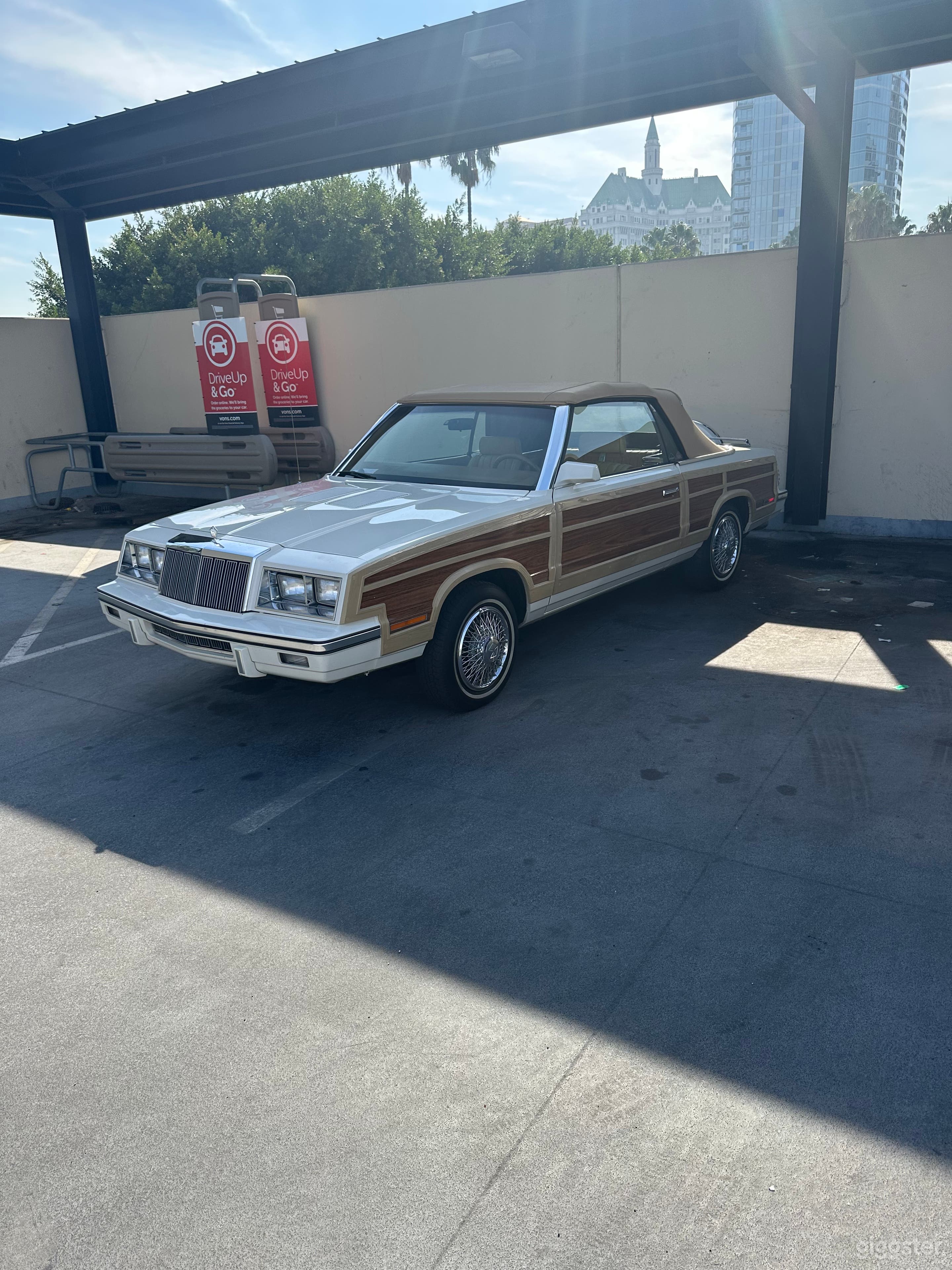 1985 Chrysler LeBaron Convetibl - Town &amp; country  Photo 2