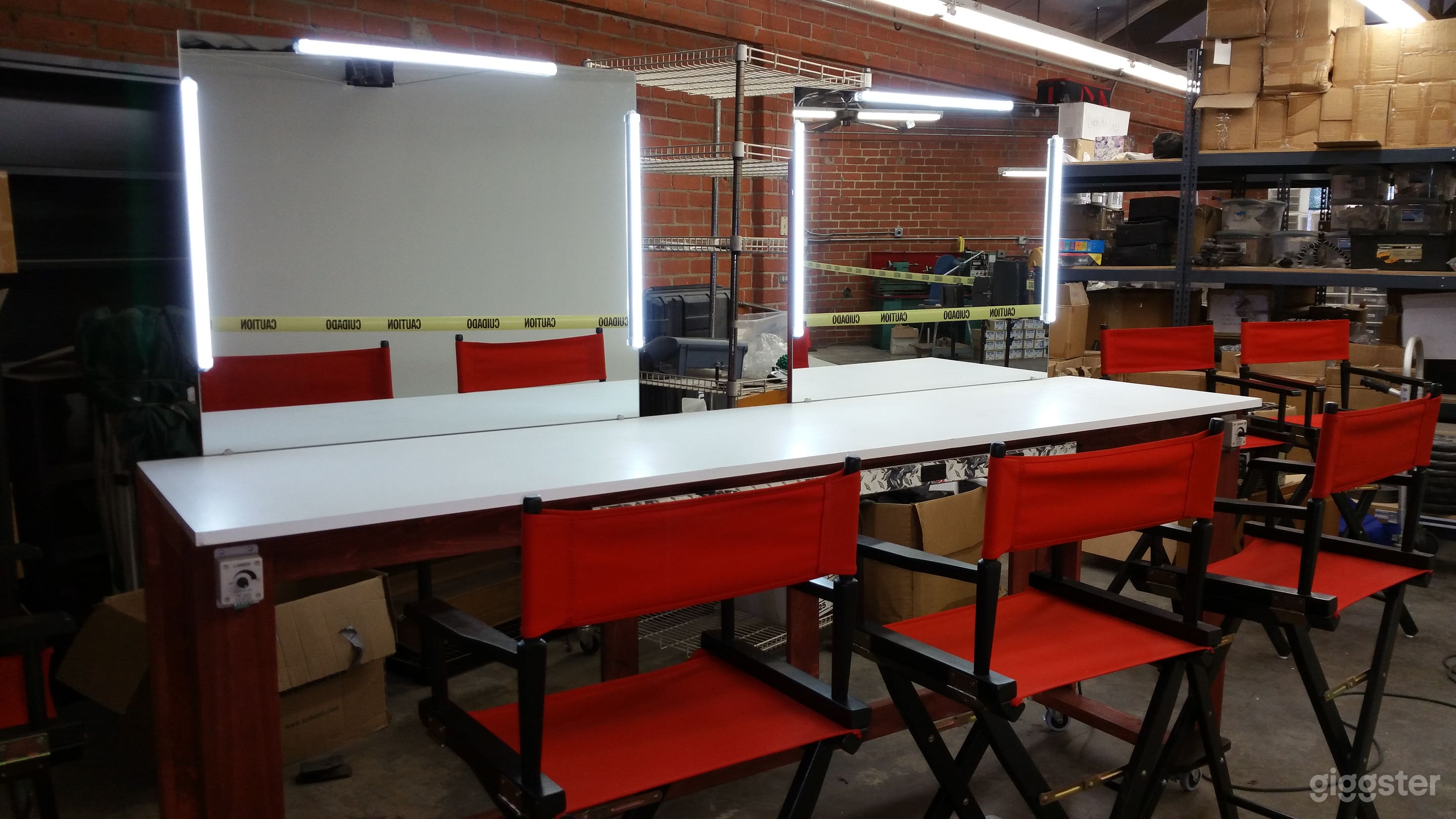 Multi Station Hair &amp; Make-Up
Lights on separate Dimmers (5,600K Color Temperature) 