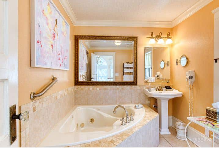  Romantic River Inn Suite Room  