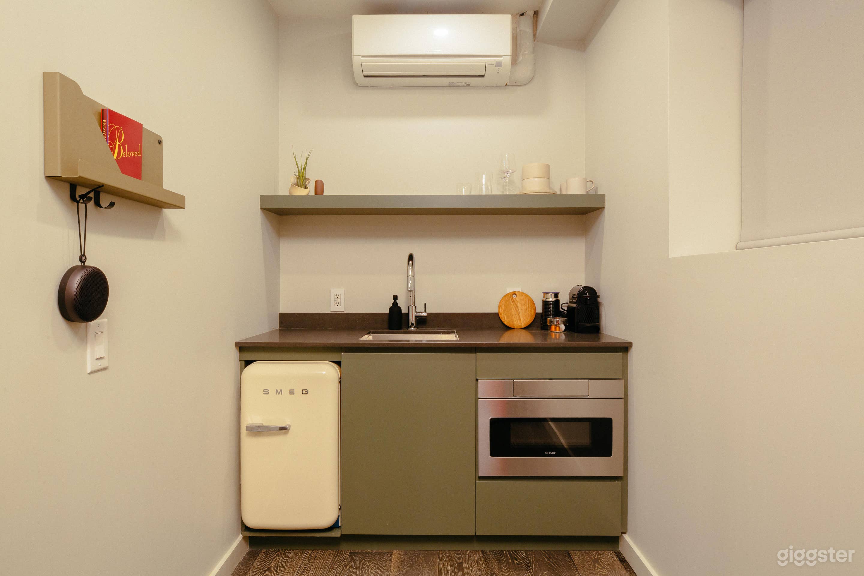 Trendy Photoshoot Space Photo 4