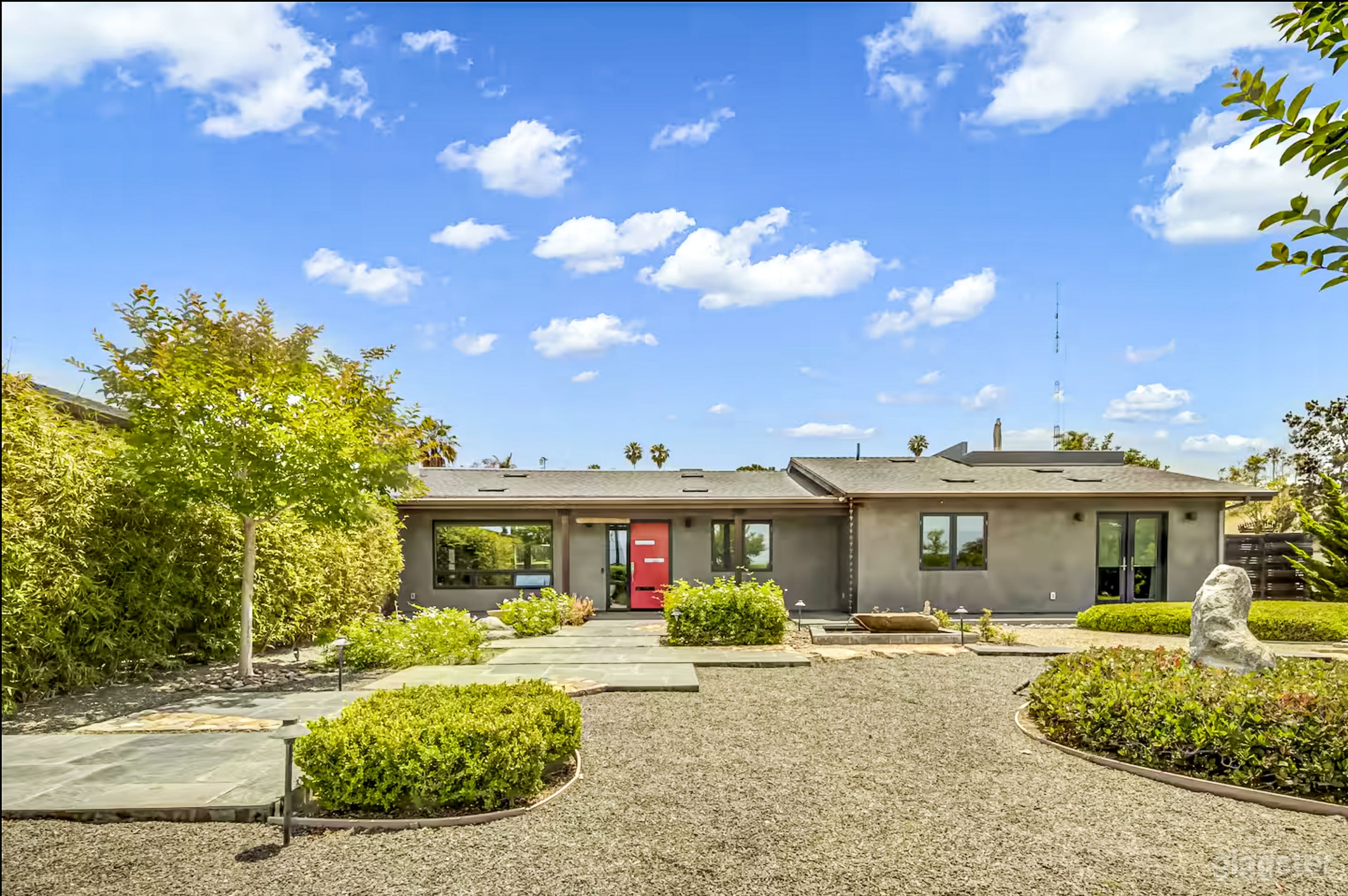 Coastal Encinitas Bungalow — Bright &amp; Stylish Photo 2