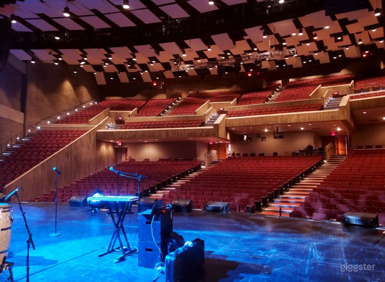  Sala de Espectáculos y Espacio para Eventos Premier con 2,200 Asientos 
