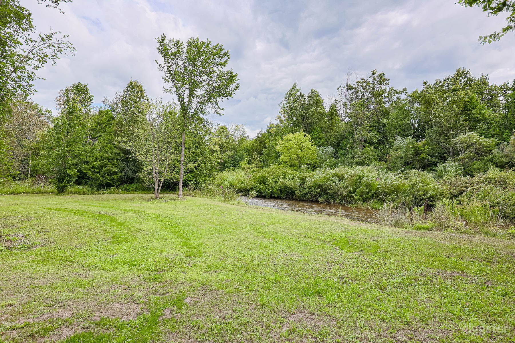 89 Acers of land with forest and a river that runs threw it. Photo 1