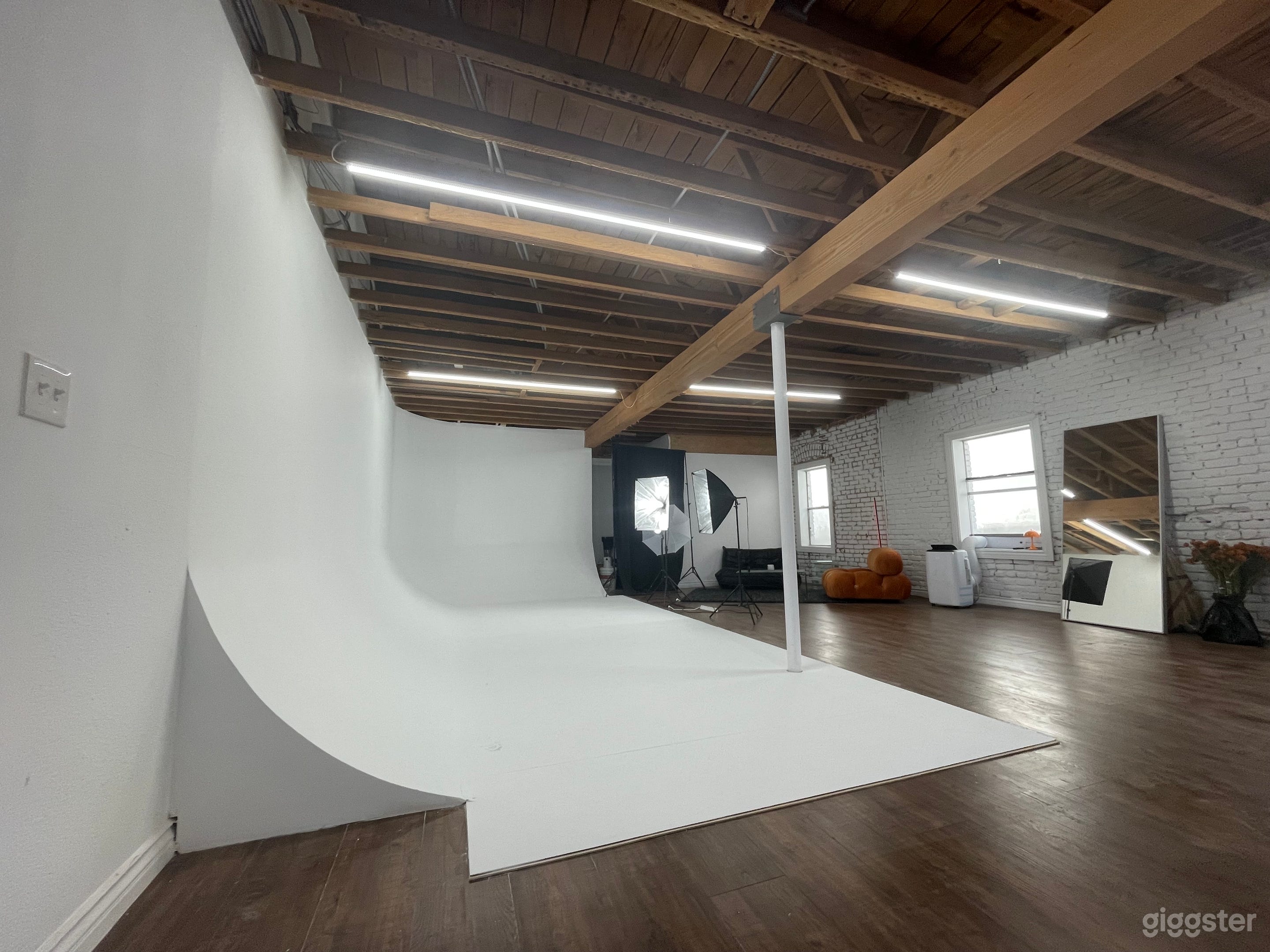 photography studio w/ lighting in fashion district Photo 1