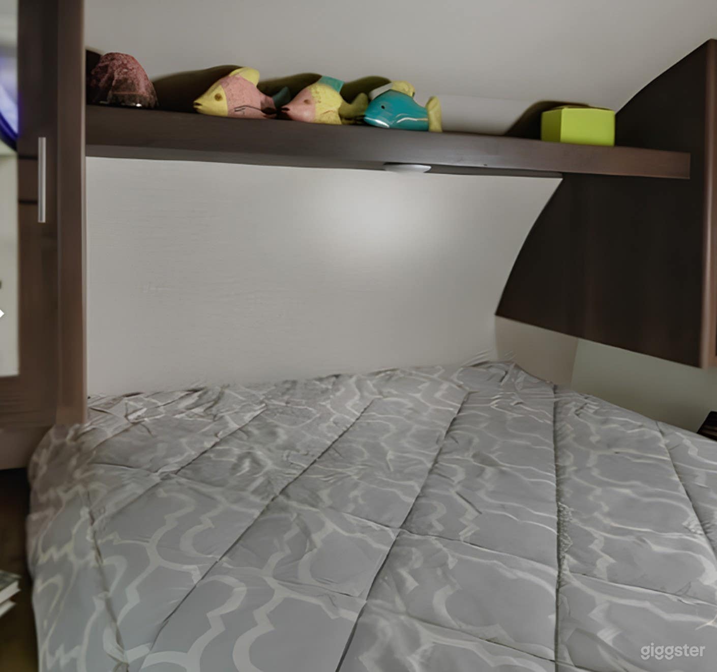 Spacious RV Camper with Kitchen, Bathroom &amp; Bunkbeds Photo 2