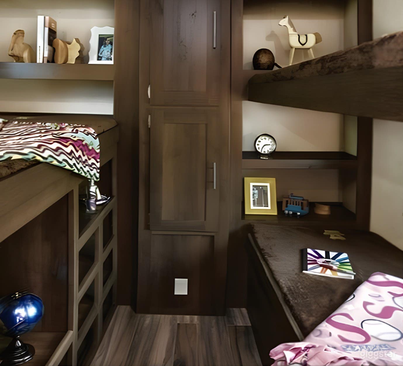 Spacious RV Camper with Kitchen, Bathroom &amp; Bunkbeds Photo 3