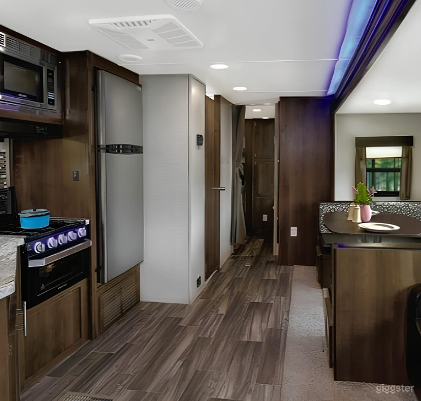 Spacious RV Camper with Kitchen, Bathroom &amp; Bunkbeds Photo 4