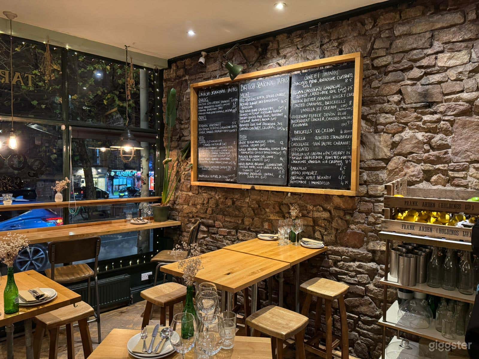 Pretty, multi level Bar/Restaurant in famous graffiti area. Photo 1