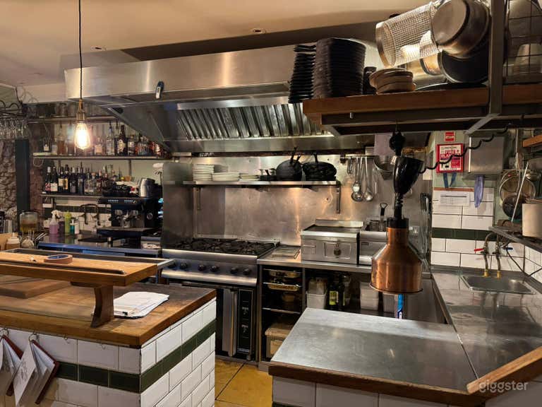  Pretty, multi level Bar/Restaurant in famous graffiti area. 