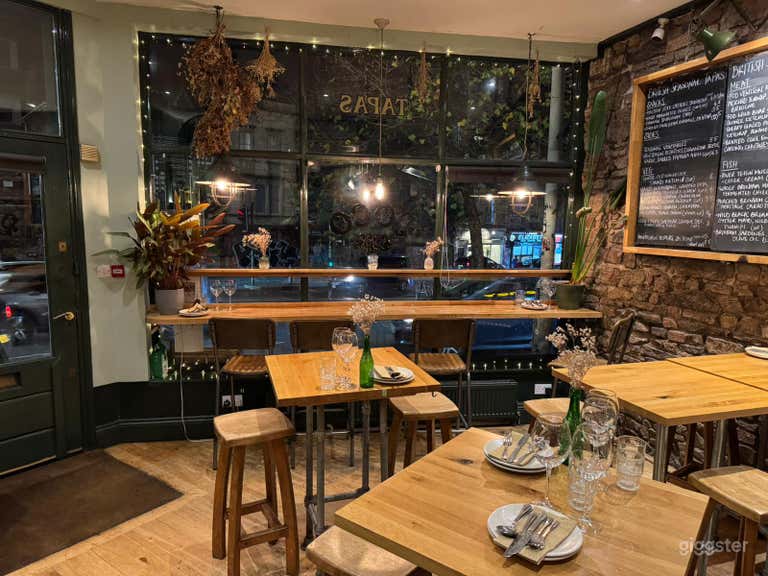  Pretty, multi level Bar/Restaurant in famous graffiti area. 