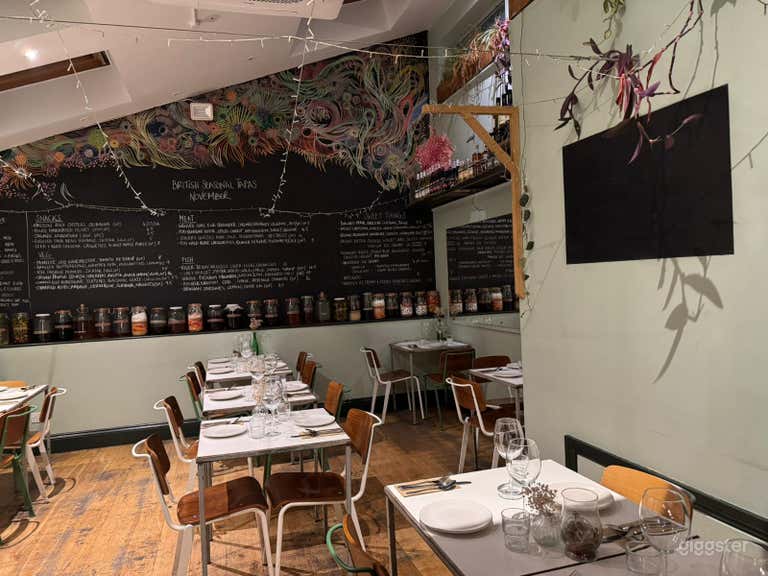  Pretty, multi level Bar/Restaurant in famous graffiti area. 