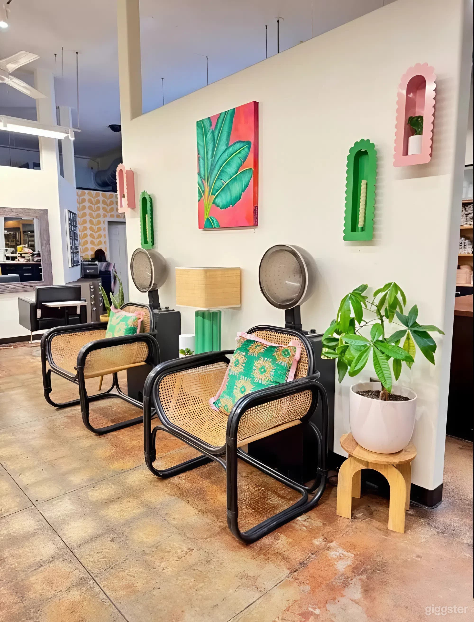 Flexible Salon Studio | 600 sq. ft. Creative Beauty Space Photo 4