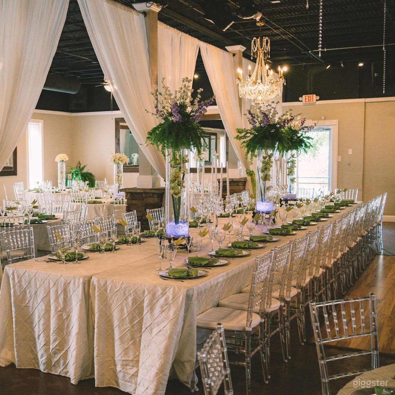 Crystal Ballroom 
Amenities:
Crystal Chiavari Chairs 
Chiffon Drapery
Dance Floor
Crystal Chandeliers
Crystal Ceiling Fans
Baby Grand Piano 
​10 foot Fluted Columns