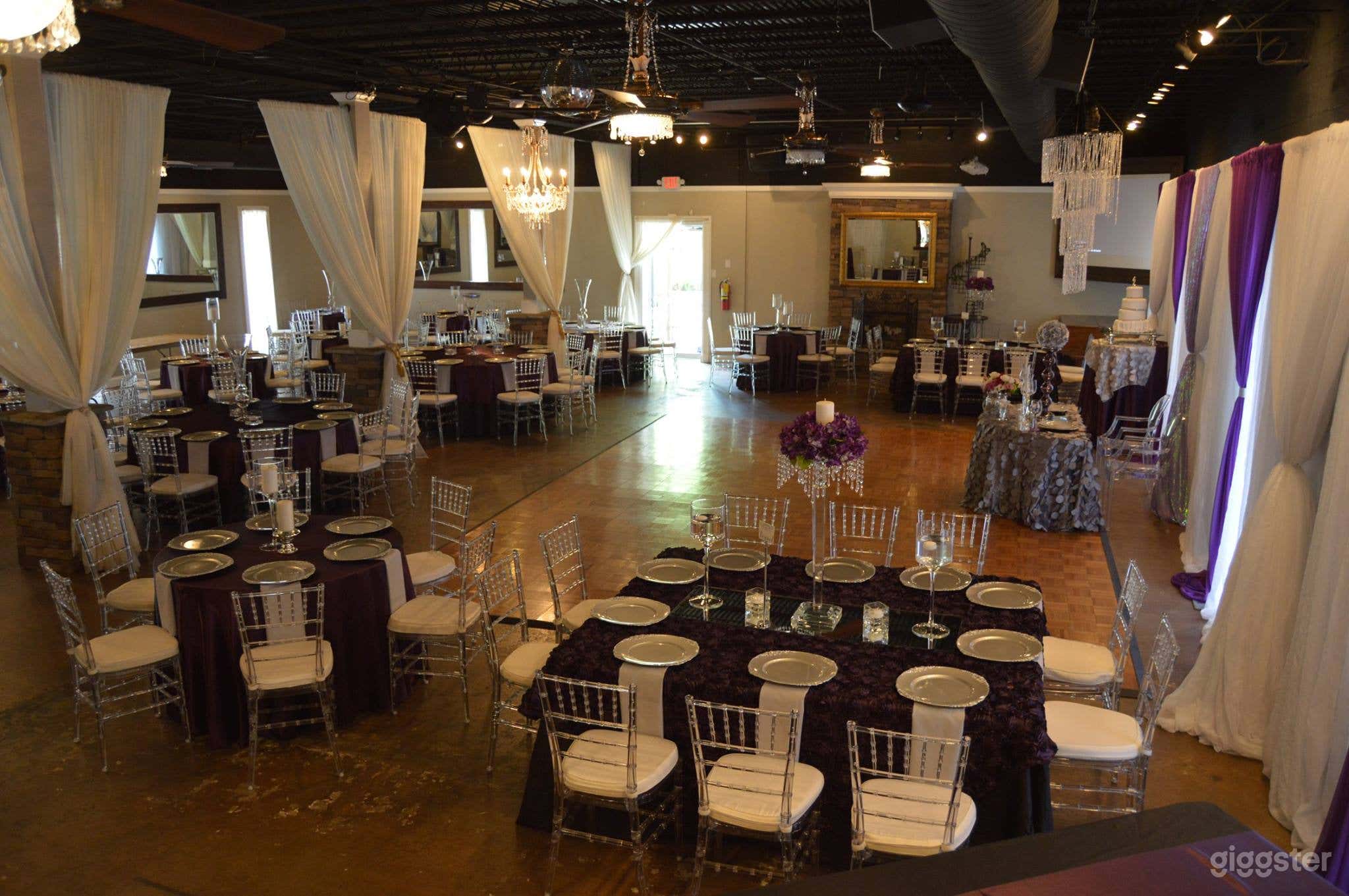 Crystal Ballroom 
Amenities:
Crystal Chiavari Chairs 
Chiffon Drapery
Dance Floor
Crystal Chandeliers
Crystal Ceiling Fans
Baby Grand Piano 
​10 foot Fluted Columns