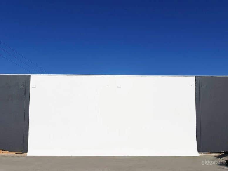 Studio 7 - FRONT LOT EXTERIOR / OUTDOOR Cyclorama STAGE Photo 2