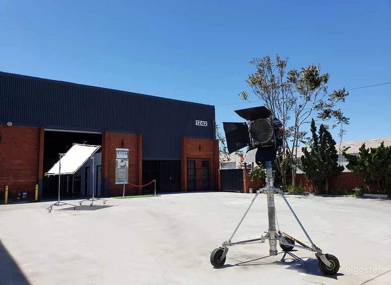 Studio 7 - FRONT LOT EXTERIOR / OUTDOOR Cyclorama STAGE Photo 3