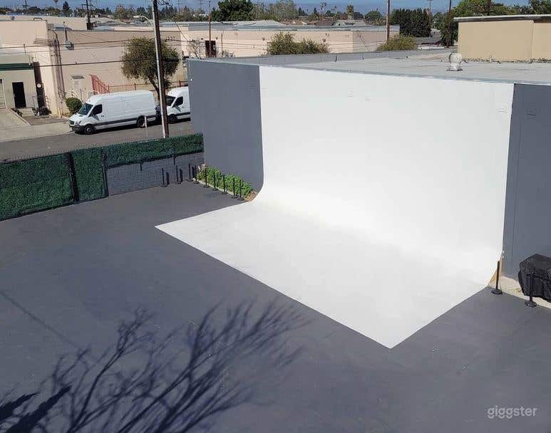 Studio 7 - FRONT LOT EXTERIOR / OUTDOOR Cyclorama STAGE Photo 1