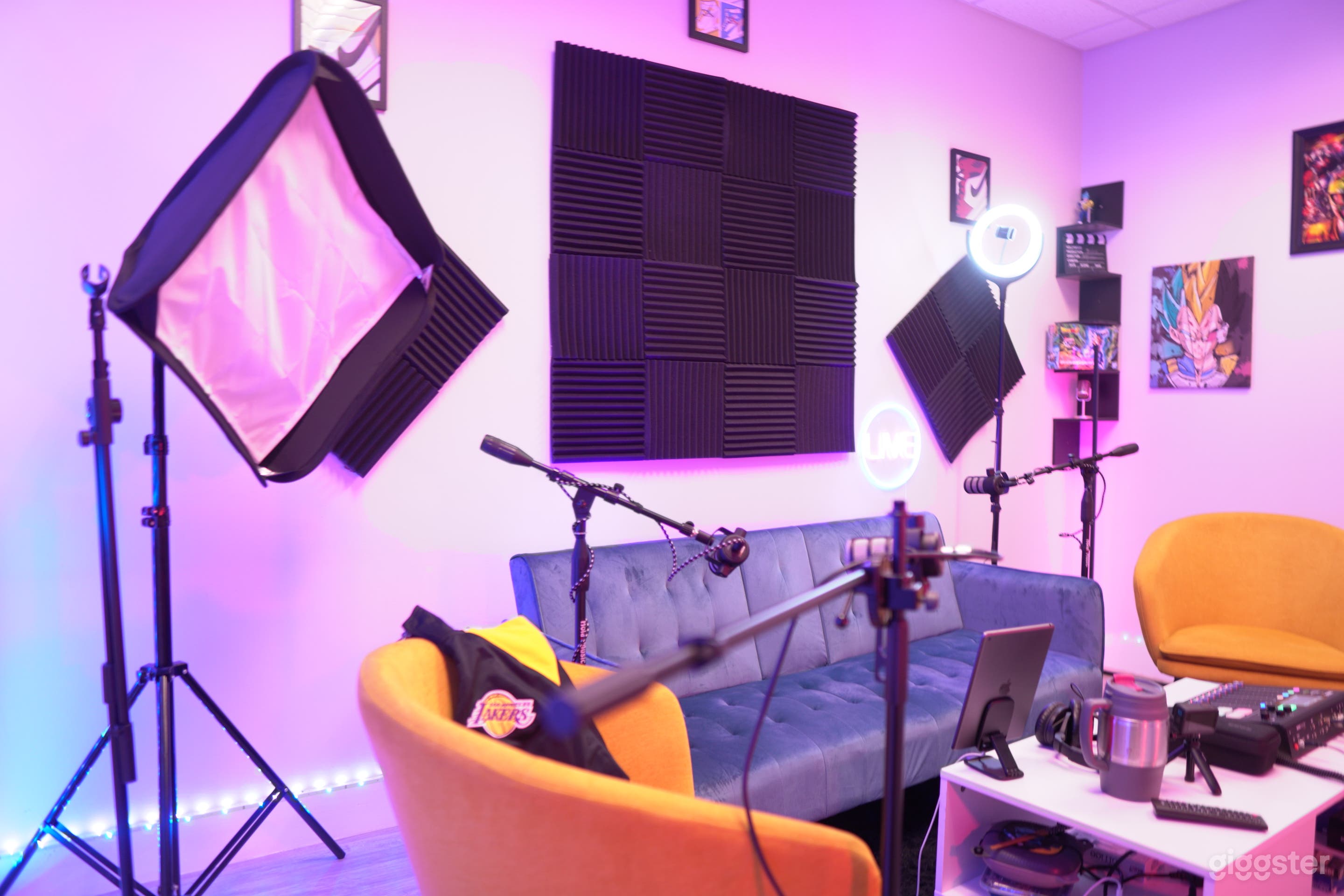 Podcast studio area to record podcasts with up 6 people 