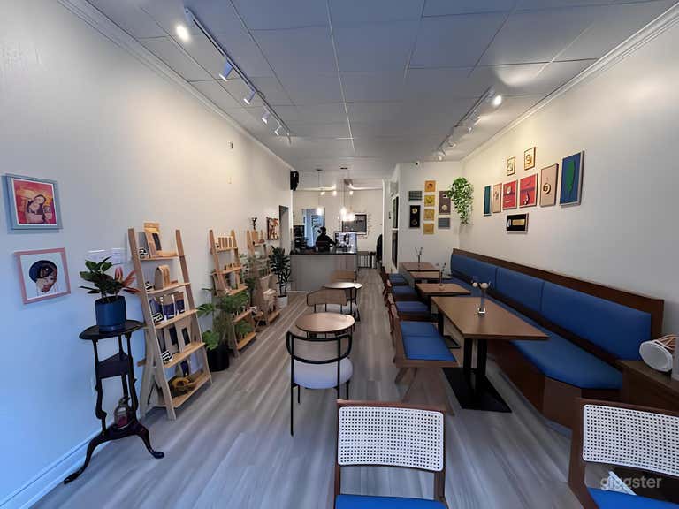  Espace Café avec une Ambiance Infinie et un Patio Caché ! 