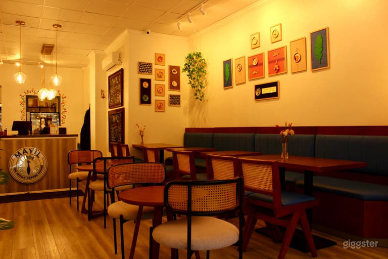  Espace Café avec une Ambiance Infinie et un Patio Caché ! 