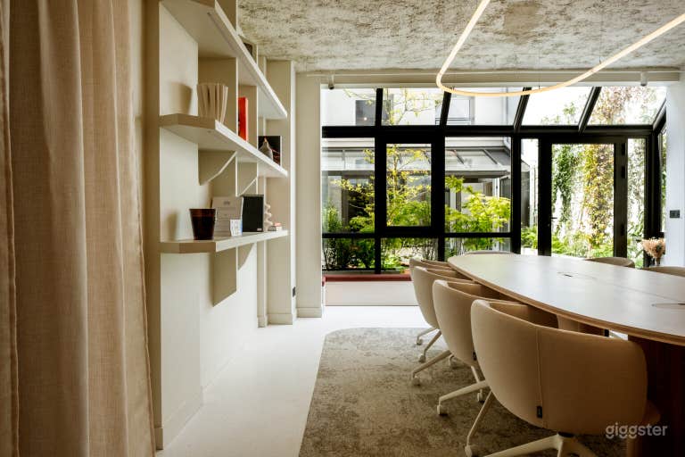  Moderner Besprechungsraum mit natürlichem Licht im Zentrum von Paris 