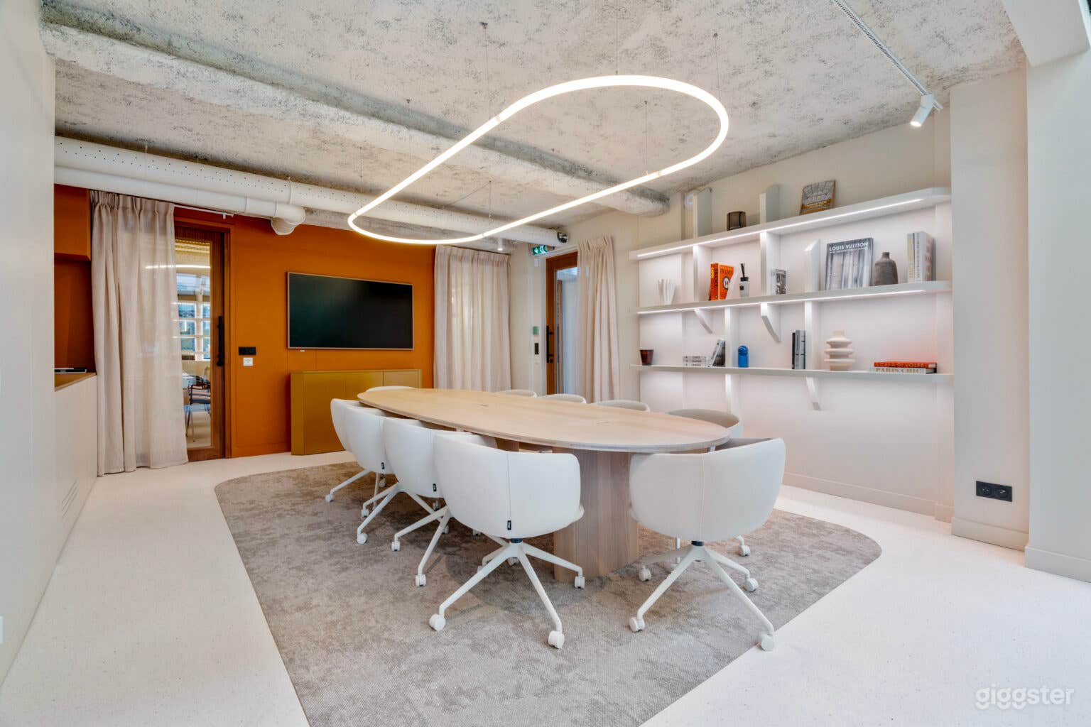 Photo de Salle de réunion moderne avec lumière naturelle au centre de Paris 1