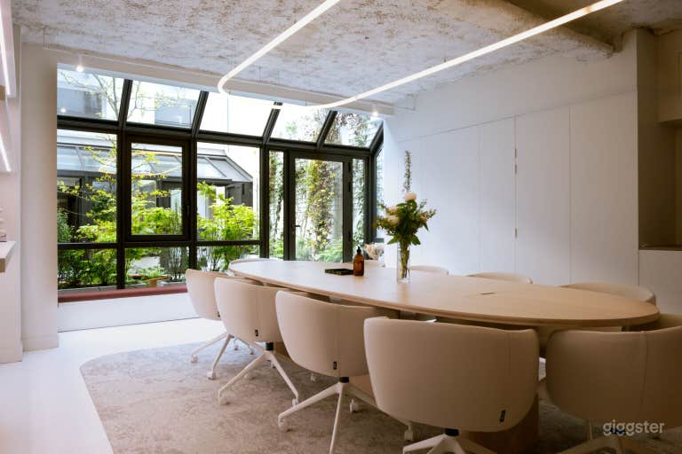  Moderner Besprechungsraum mit natürlichem Licht im Zentrum von Paris 