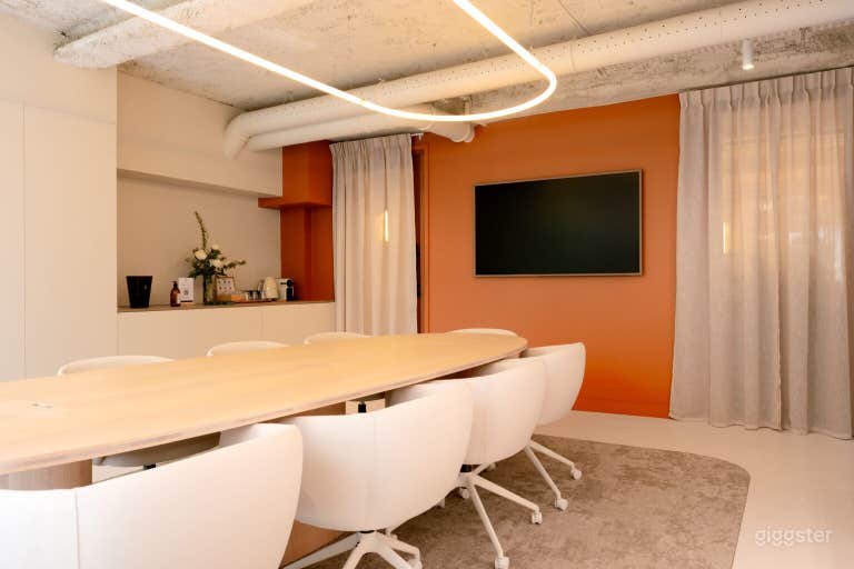  Moderner Besprechungsraum mit natürlichem Licht im Zentrum von Paris 
