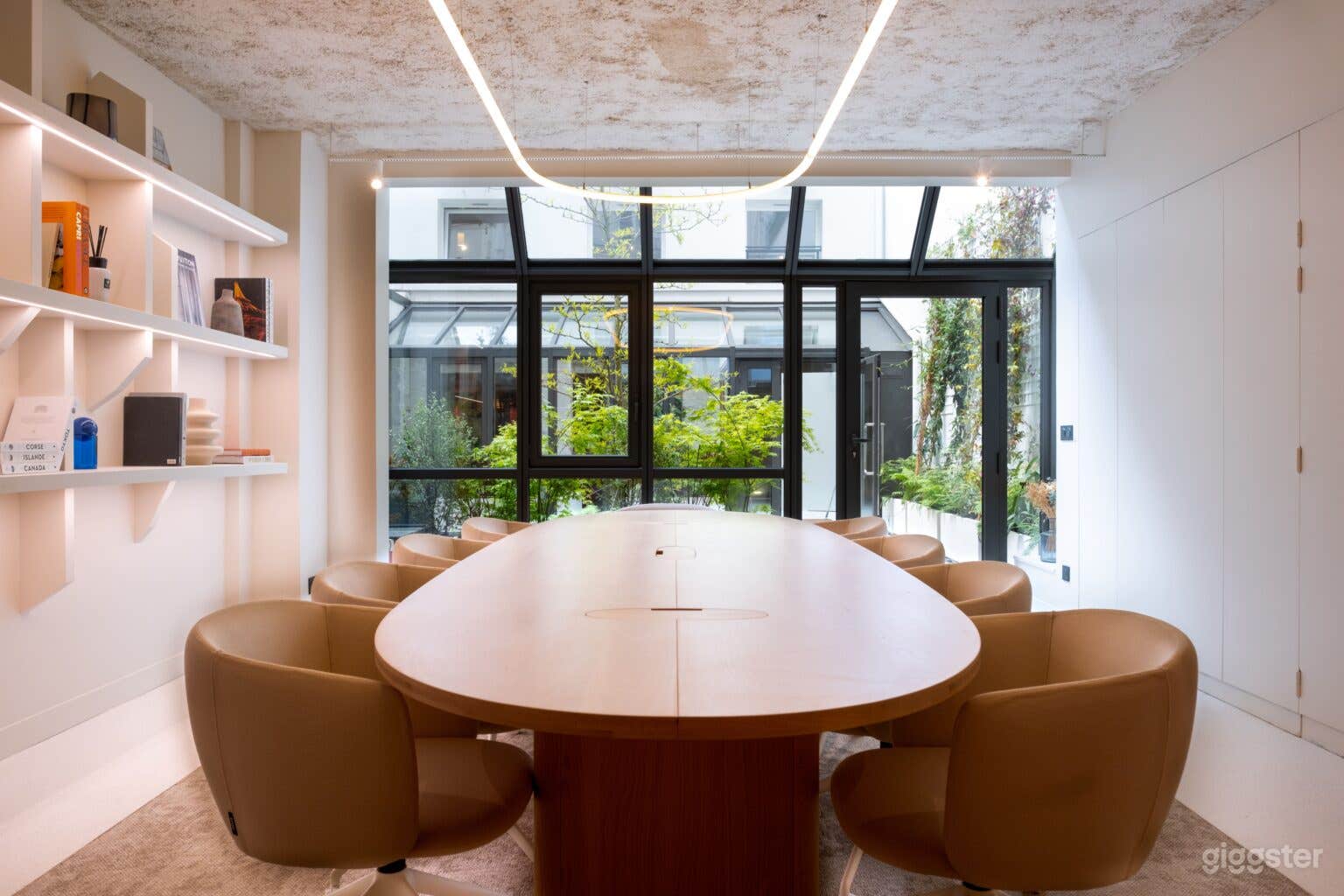 Photo de Salle de réunion moderne avec lumière naturelle au centre de Paris 3
