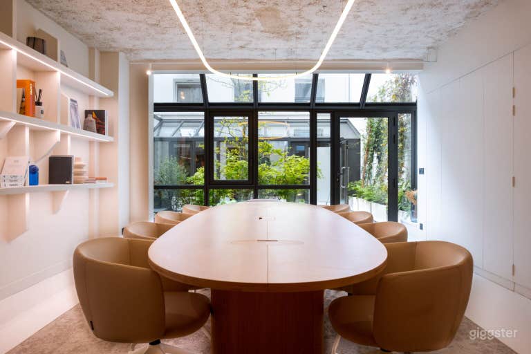  Moderner Besprechungsraum mit natürlichem Licht im Zentrum von Paris 