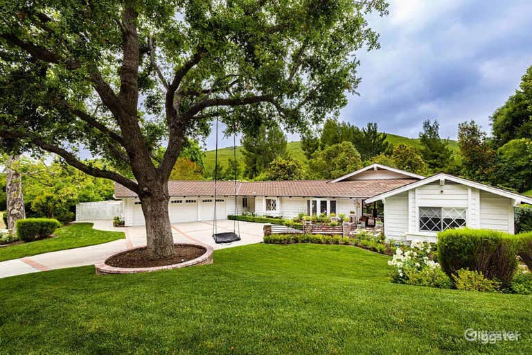  Large Backyard pool with mountain / canyon views 