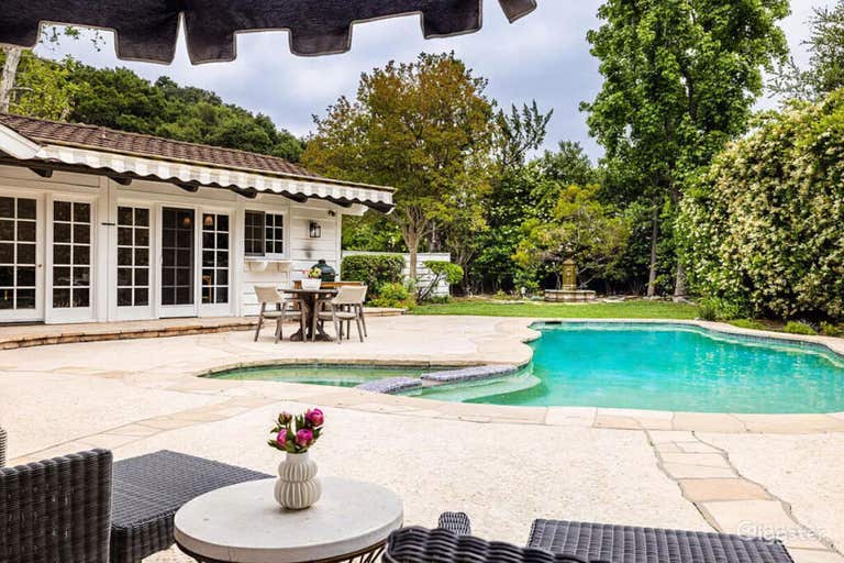  Large Backyard pool with mountain / canyon views 
