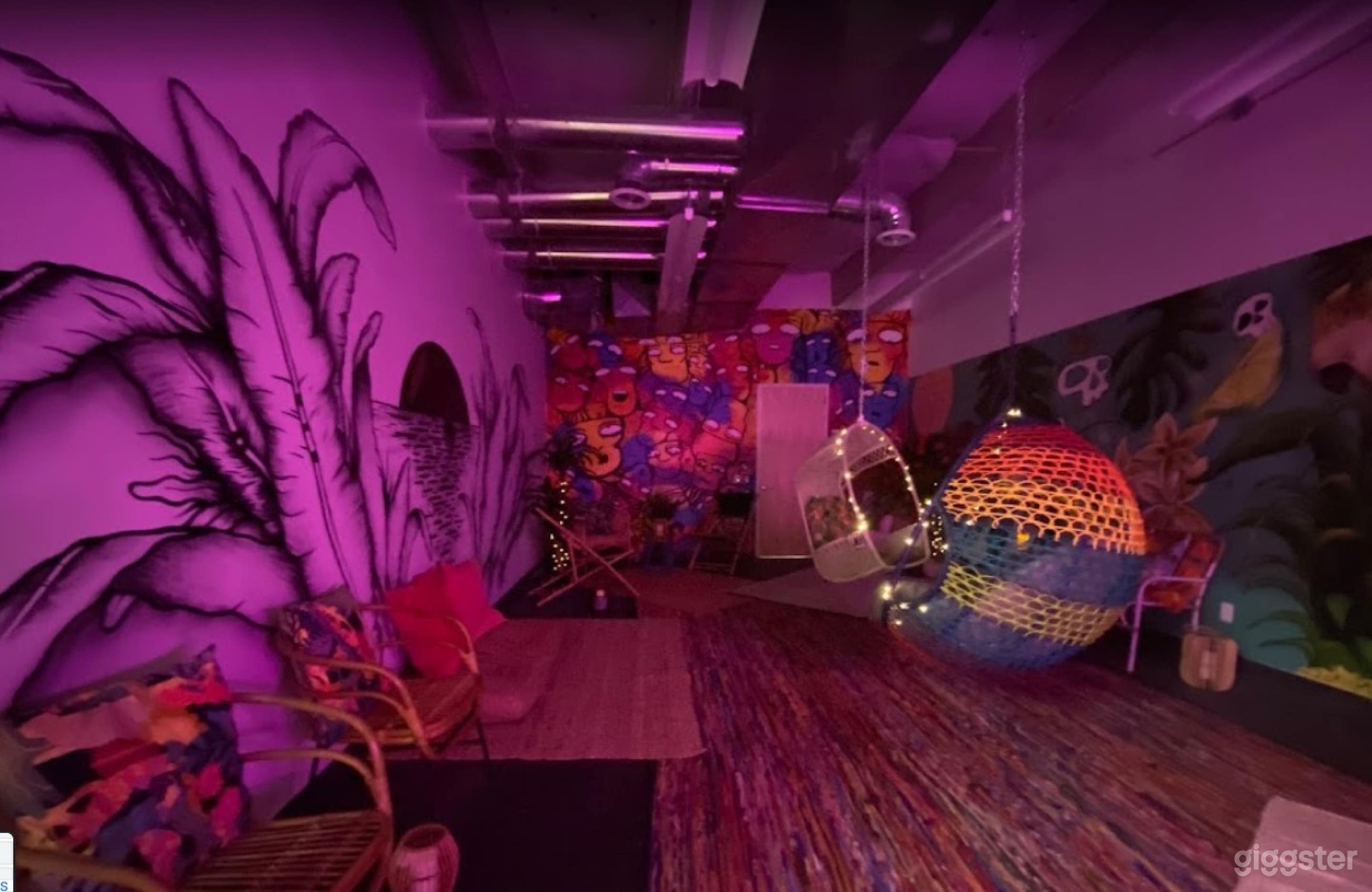 Very Trendy Chill Room  Photo 3