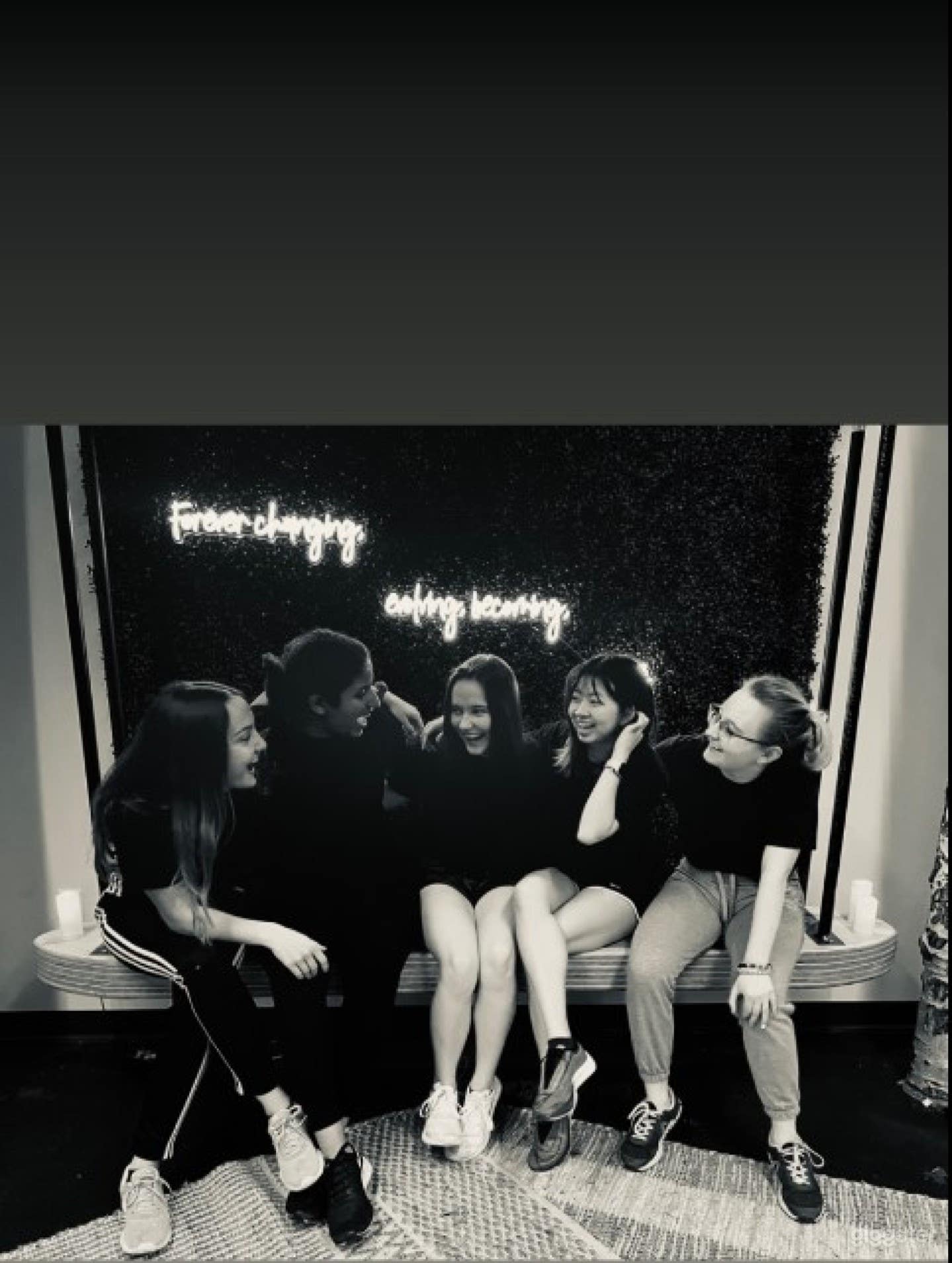 Very Trendy Chill Room  Photo 4