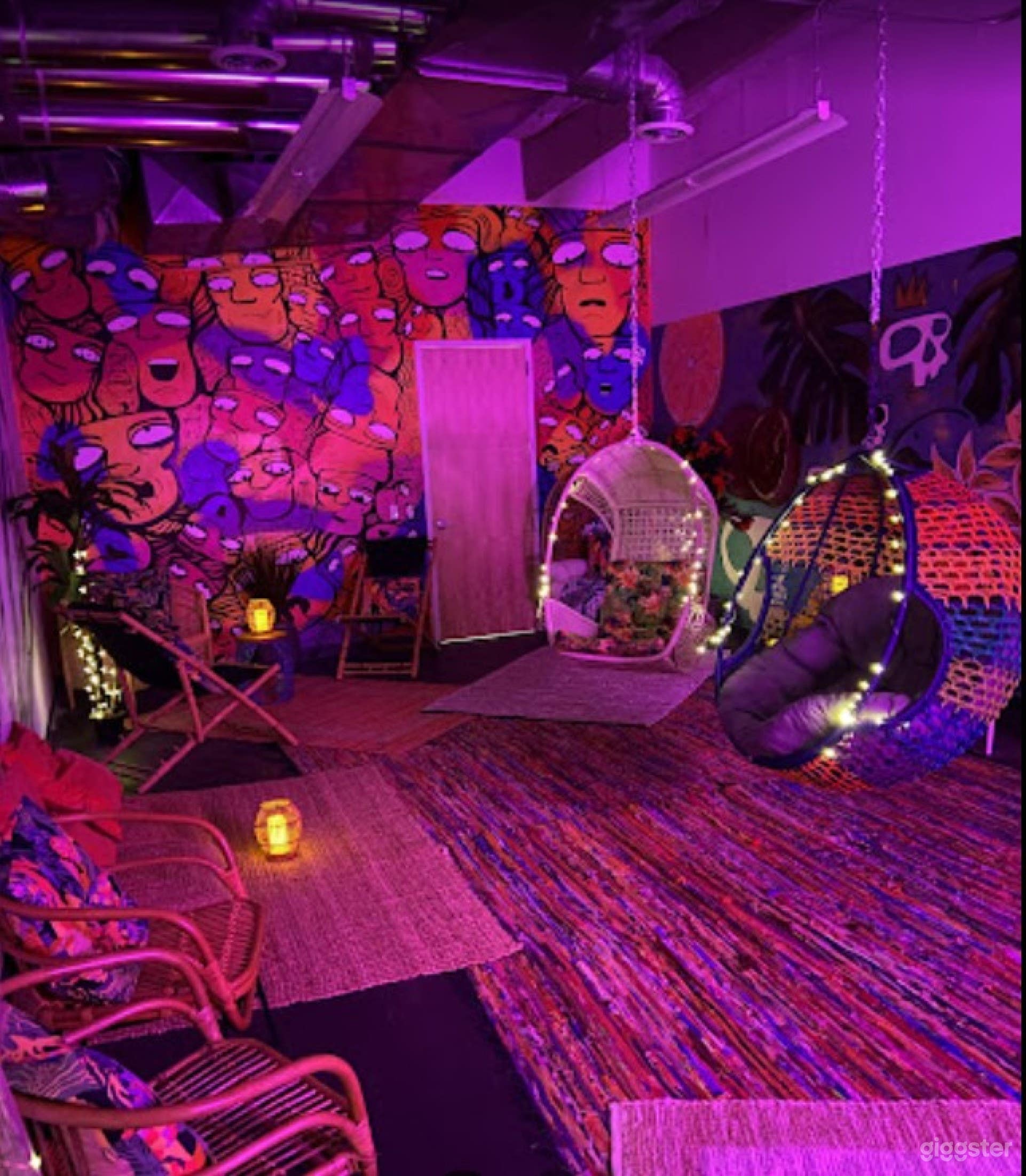 Very Trendy Chill Room  Photo 1