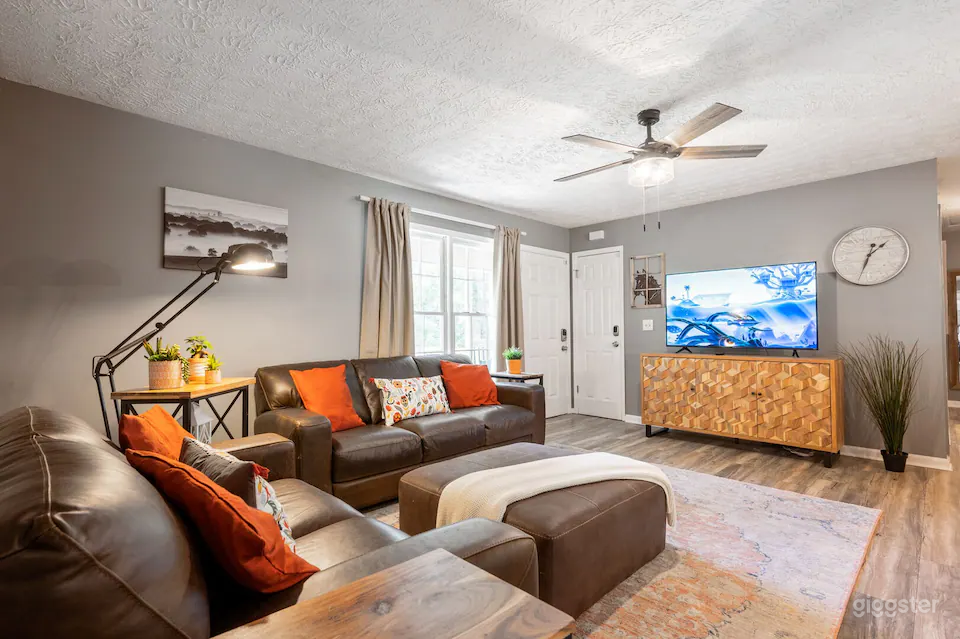 Cabin Style Stay With Hot Tub, Grill &amp; Porch Swing Photo 1