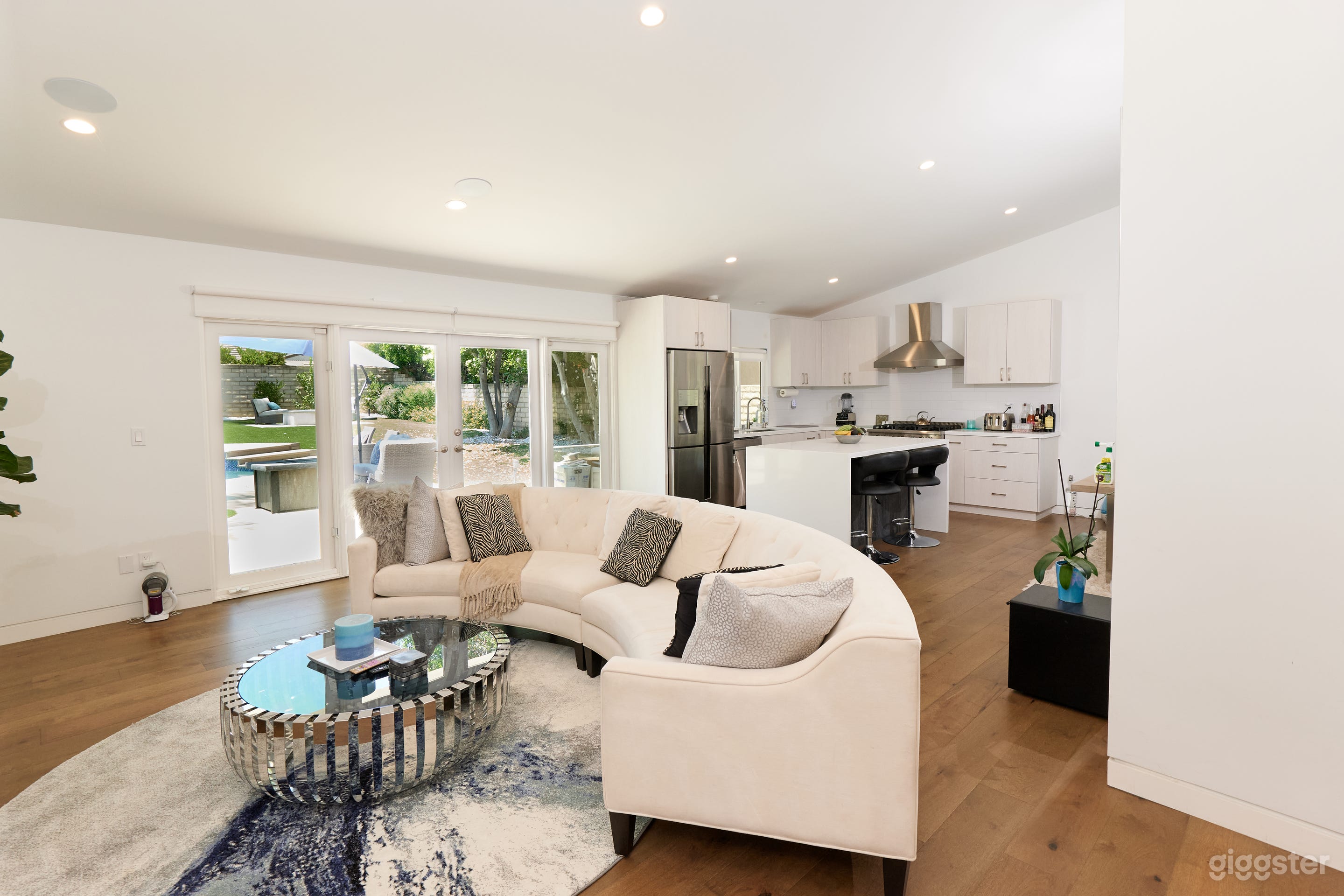 Stunning 4 bedroom modern home with pool  Photo 1