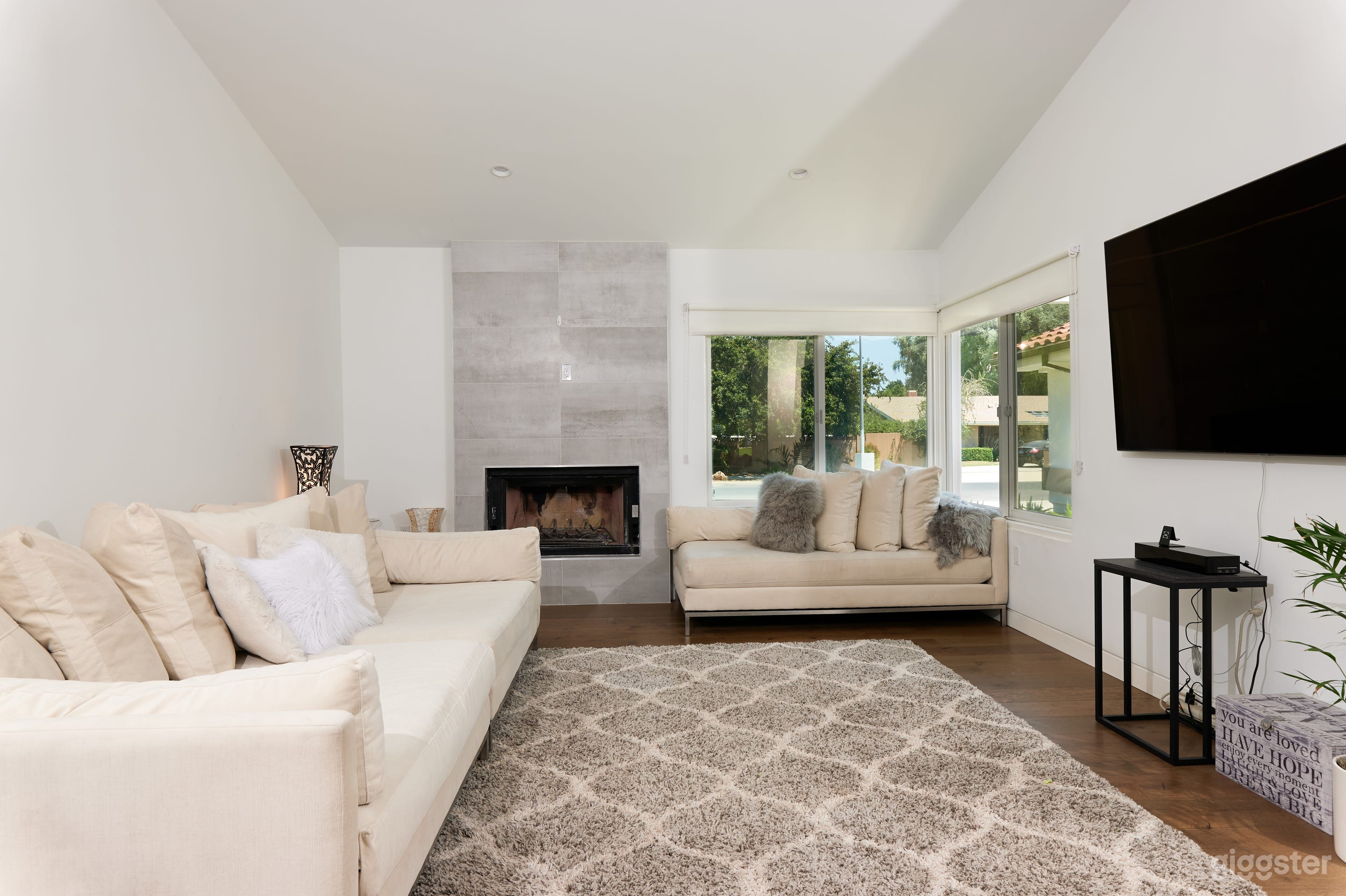 Stunning 4 bedroom modern home with pool  Photo 3