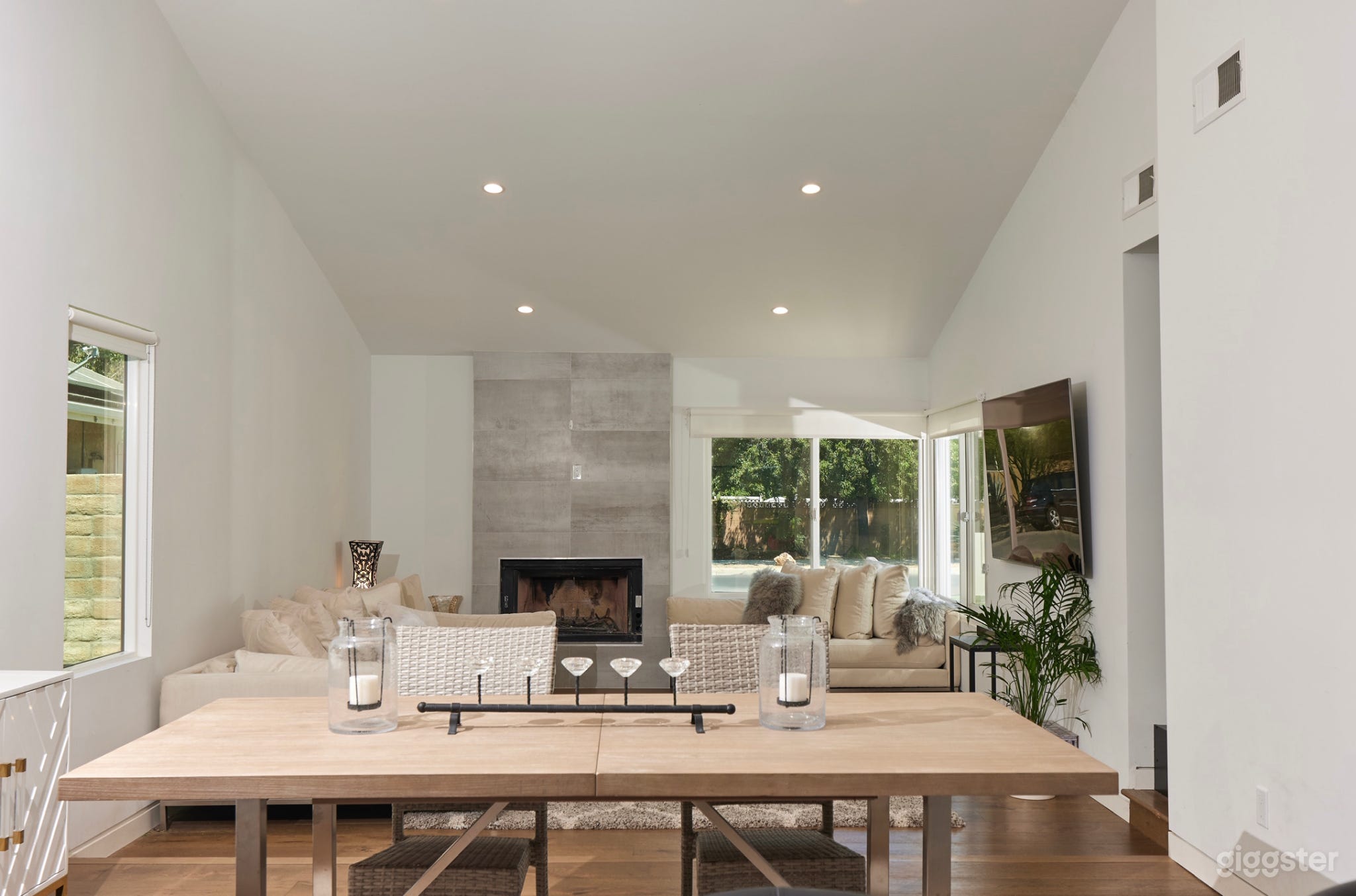 Stunning 4 bedroom modern home with pool  Photo 4