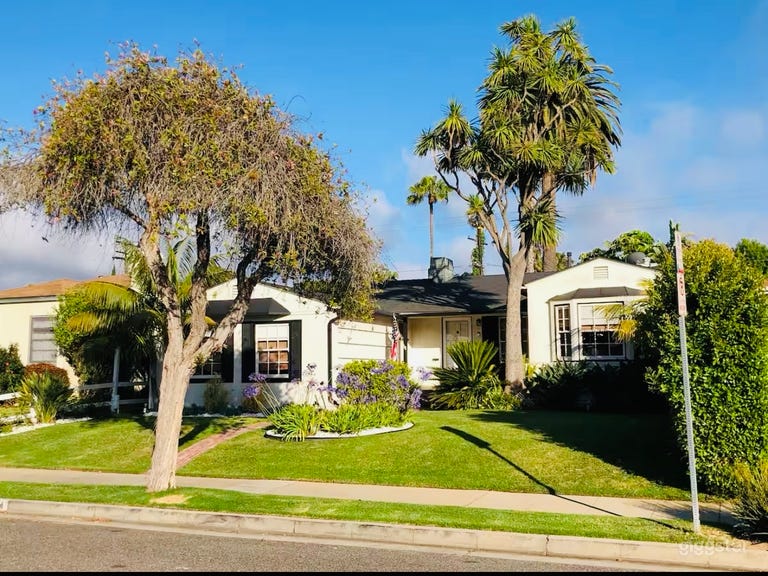  Eclectic Tropical Artist Home with Back-house! 