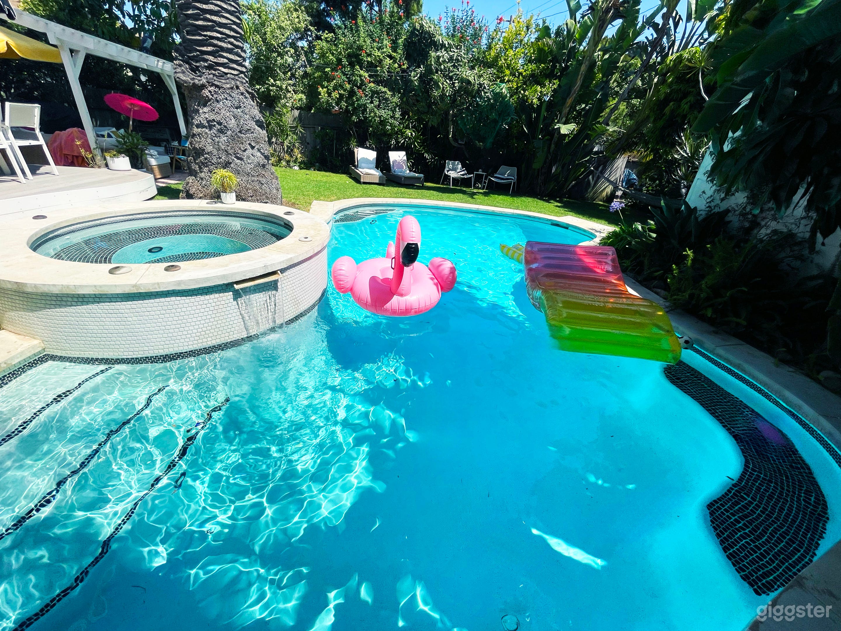 Eclectic Tropical Artist Home with Back-house! Photo 4