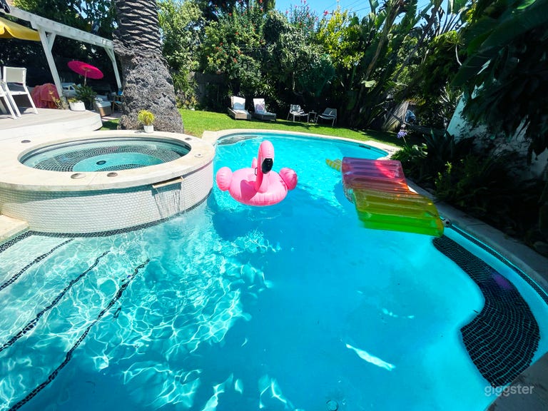  Eclectic Tropical Artist Home with Back-house! 